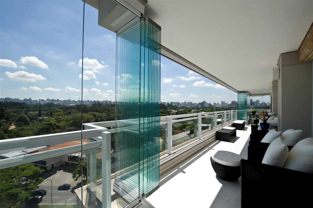 A cortina de vidro permite olhar tudo o que acontece na casa ou do apartamento sem que para isso a segurança dos moradores seja comprometida.